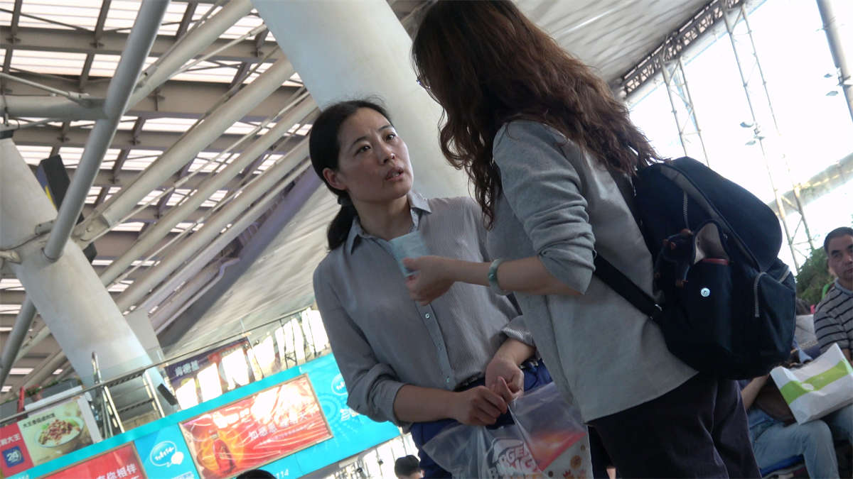 图片[2]-少妇性感的长腿高跟鞋-日更街拍