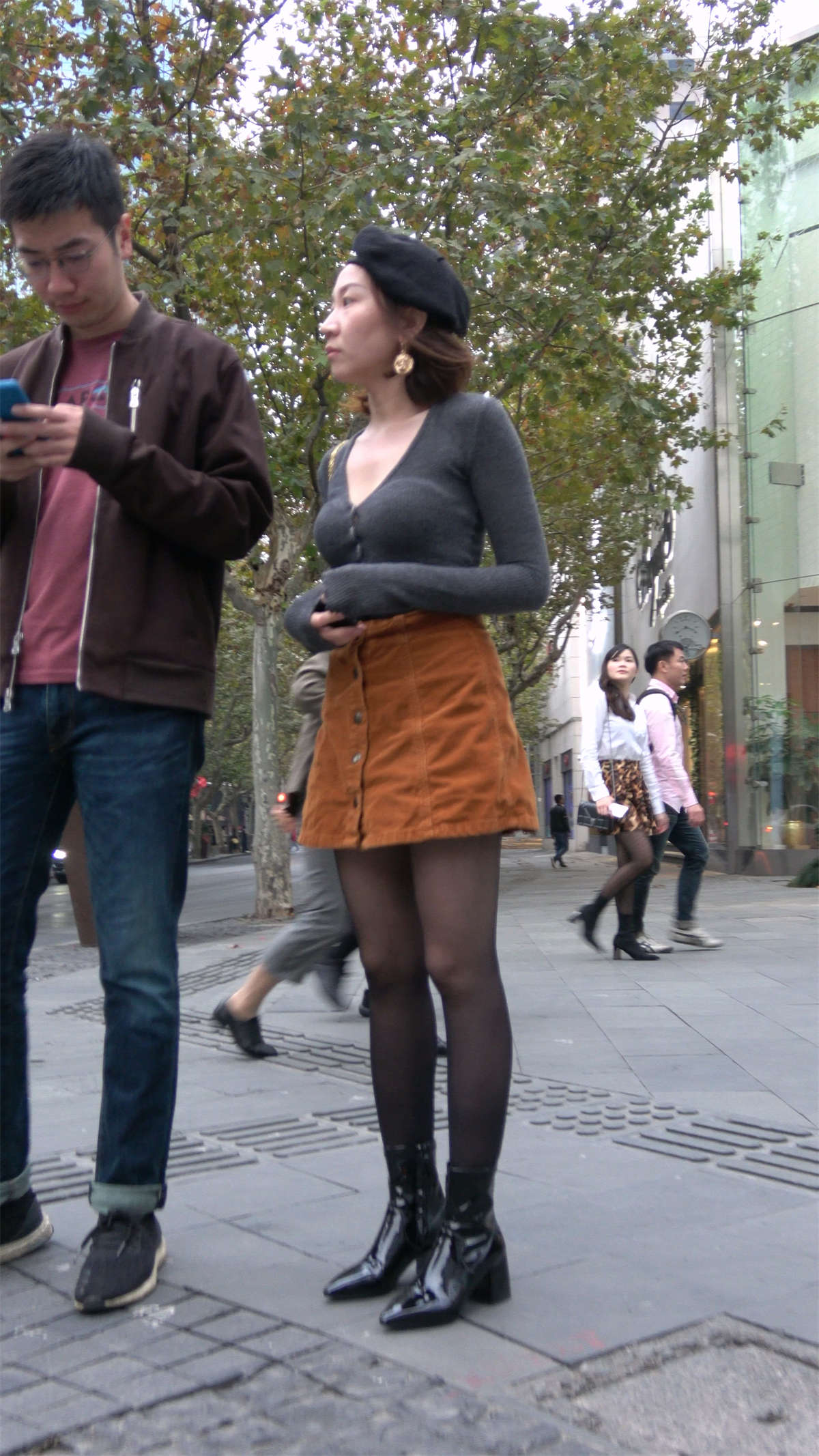 图片[2]-棕色短裙黑丝美眉-日更街拍