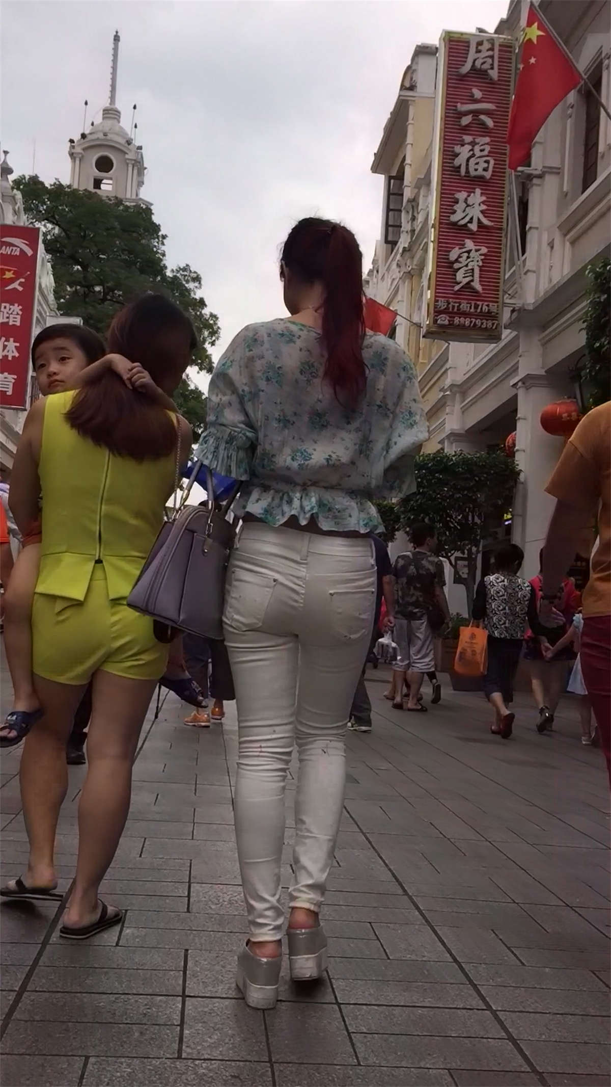 紧身白裤花衬衫美女姐姐-日更街拍