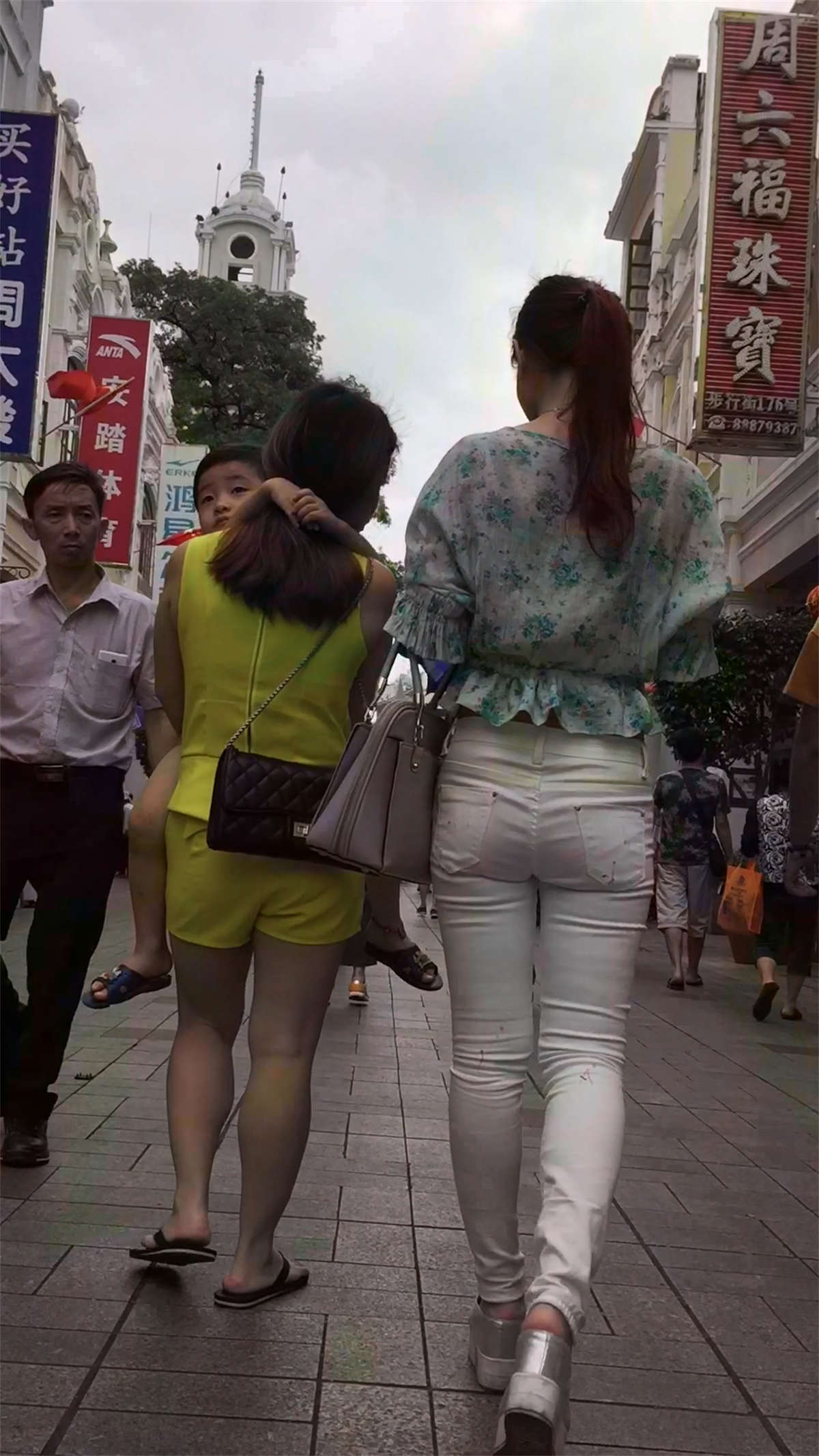 图片[2]-紧身白裤花衬衫美女姐姐-日更街拍