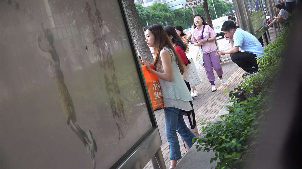 图片[2]-凉高跟，粉嫩玉足，牛仔紧身气质美女-日更街拍