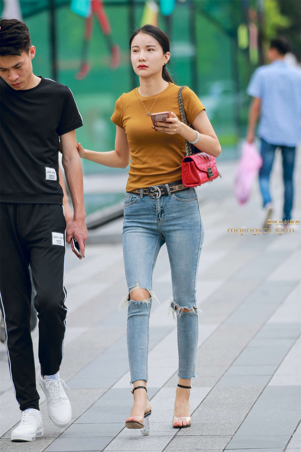 图片[2]-身材姣好的高跟紧身牛仔-日更街拍