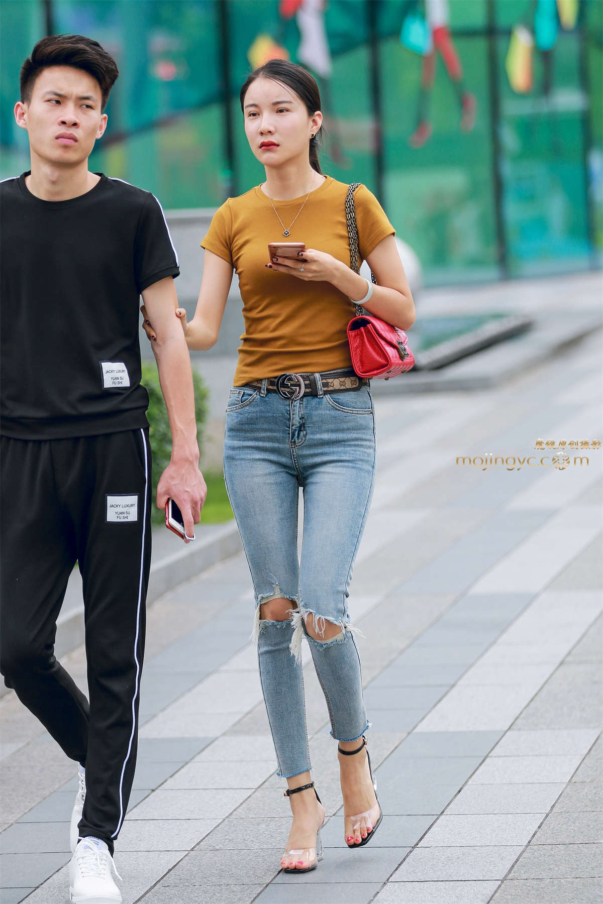 身材姣好的高跟紧身牛仔-日更街拍