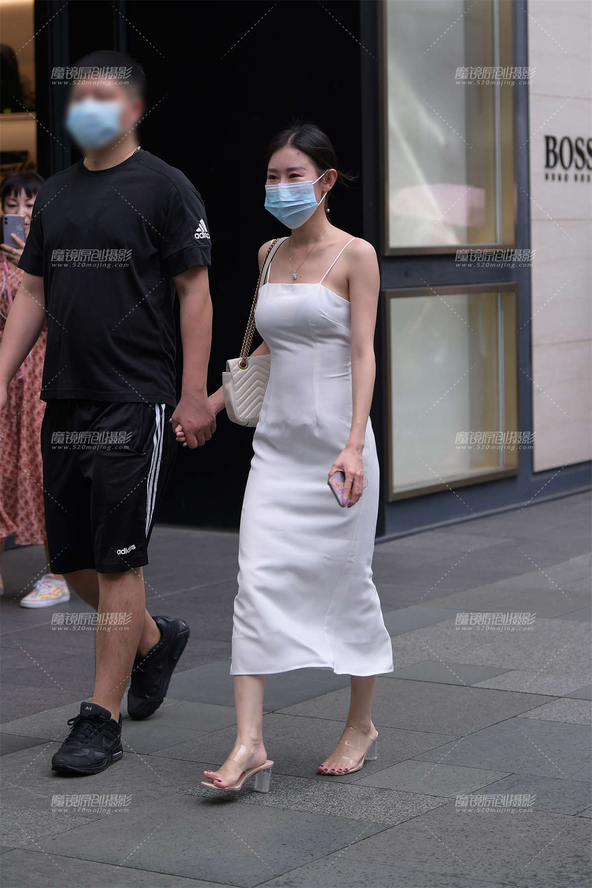 性感白色吊带裙-日更街拍