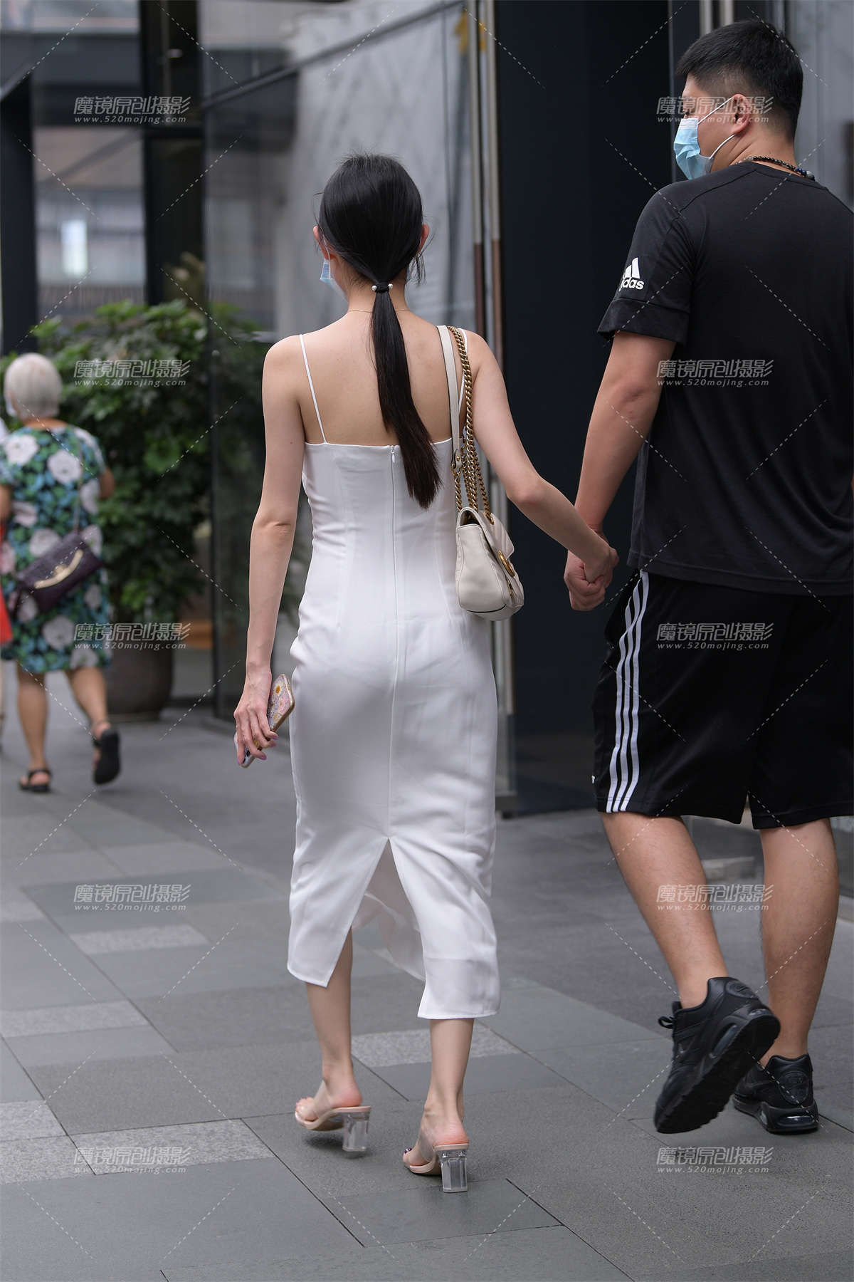 图片[2]-性感白色吊带裙-日更街拍