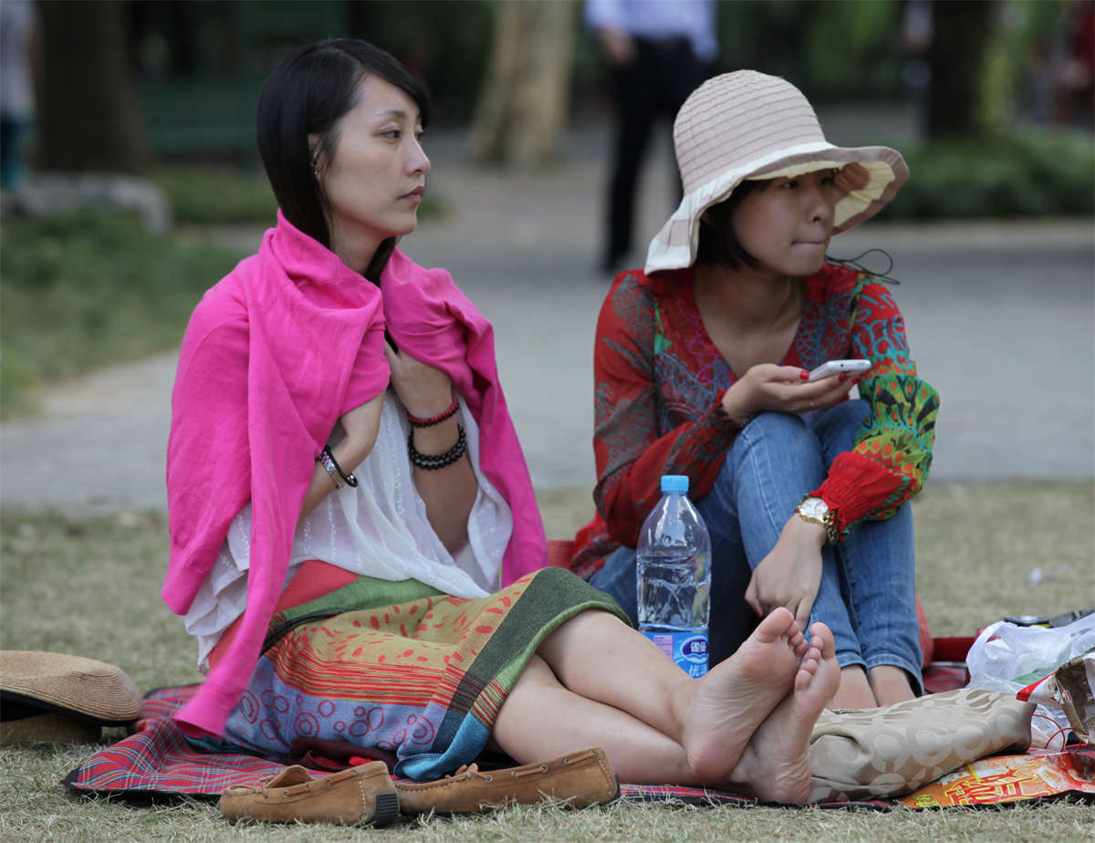 图片[2]-踏青公园街拍系列No.415 靓丽女孩，从午后拍到近黄昏-日更街拍