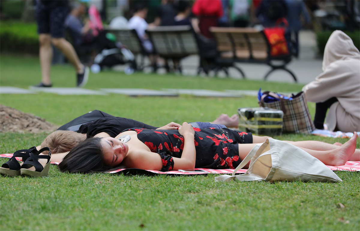 图片[2]-踏青公园街拍系列No.1641 热辣奔放的妖娆女孩，犹如身穿睡裙躺在闺床上供你观赏 第1套-日更街拍