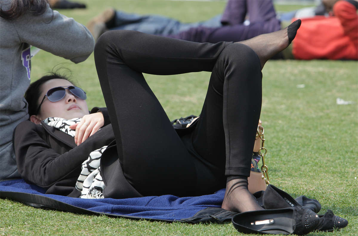 图片[2]-踏青公园街拍系列No.866 一双极品黑丝美足在光天化日之下被肆意揉搓-日更街拍