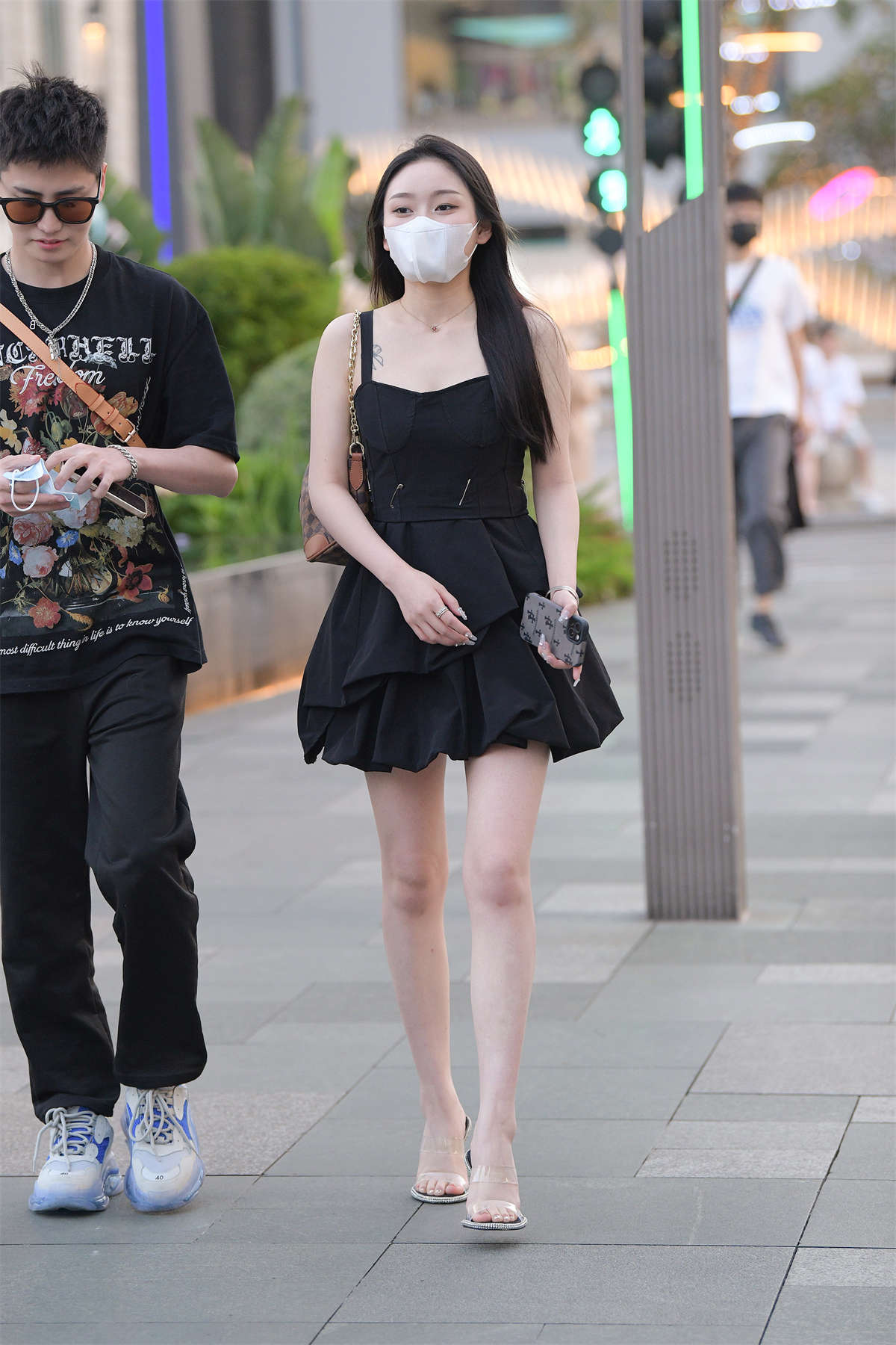 黑色连衣裙美腿美女-日更街拍