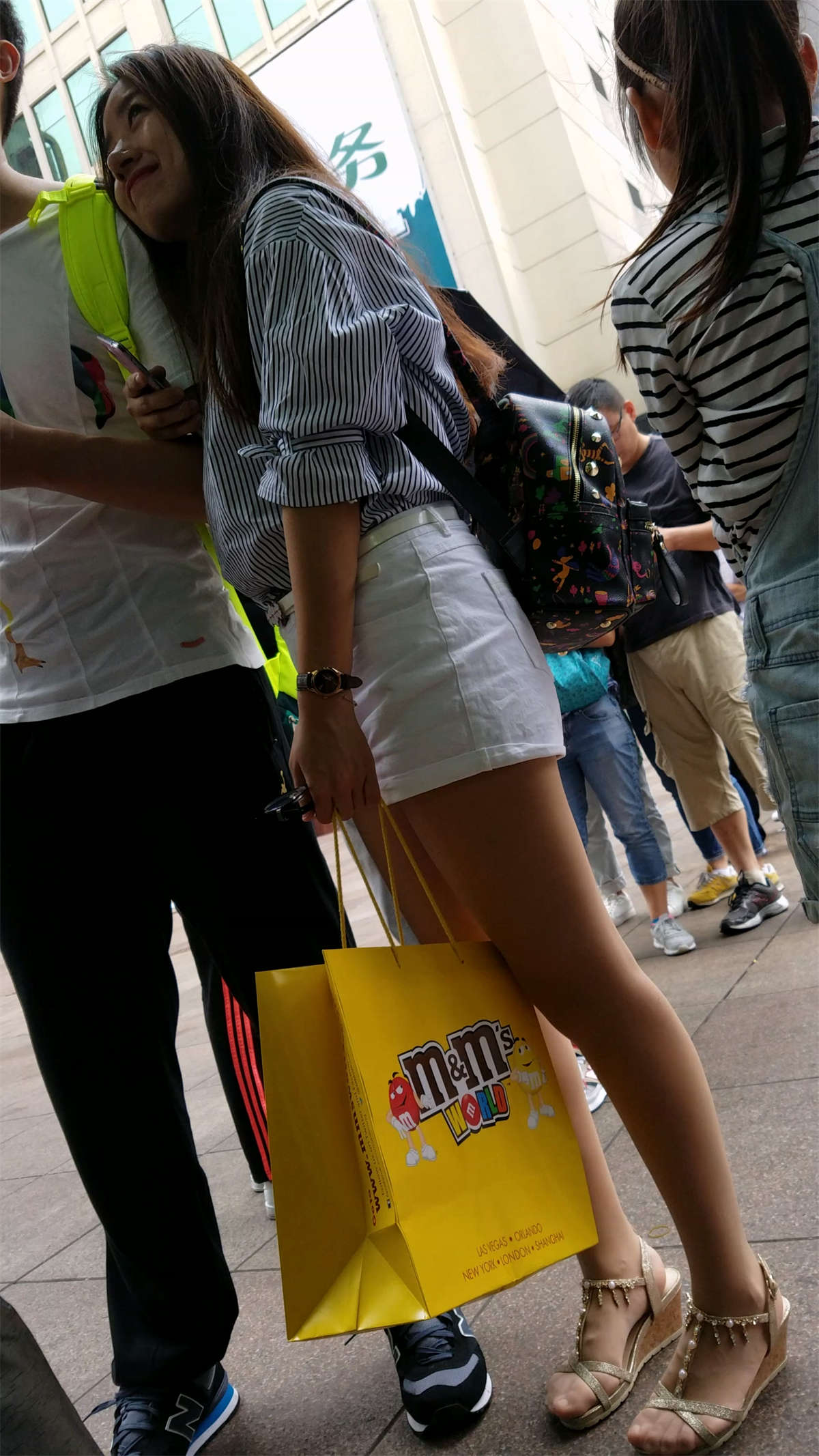 图片[2]-丝袜小姐姐，热裤坡高跟-日更街拍