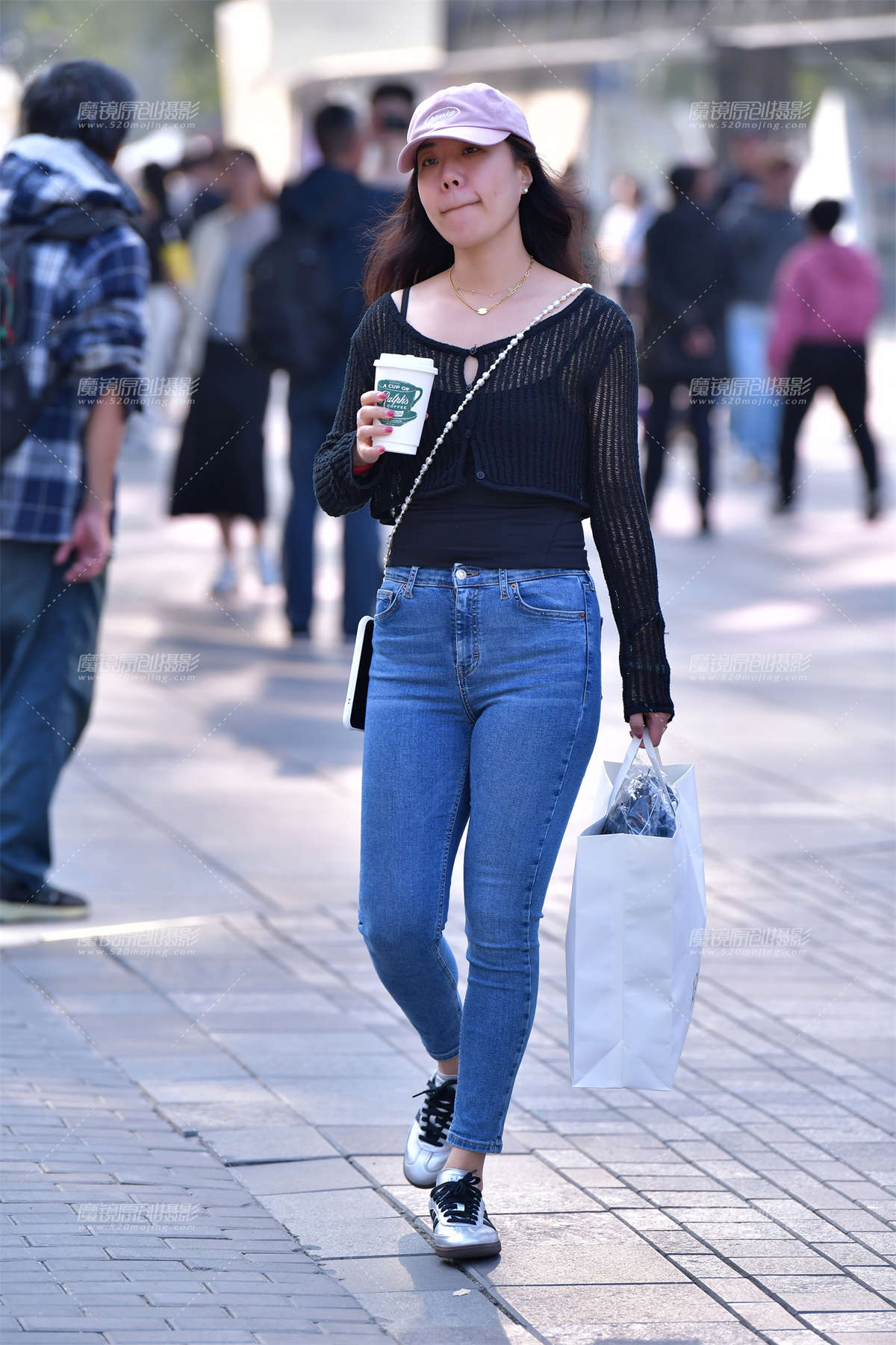 ★微丰腴逛街牛仔裤美女-日更街拍