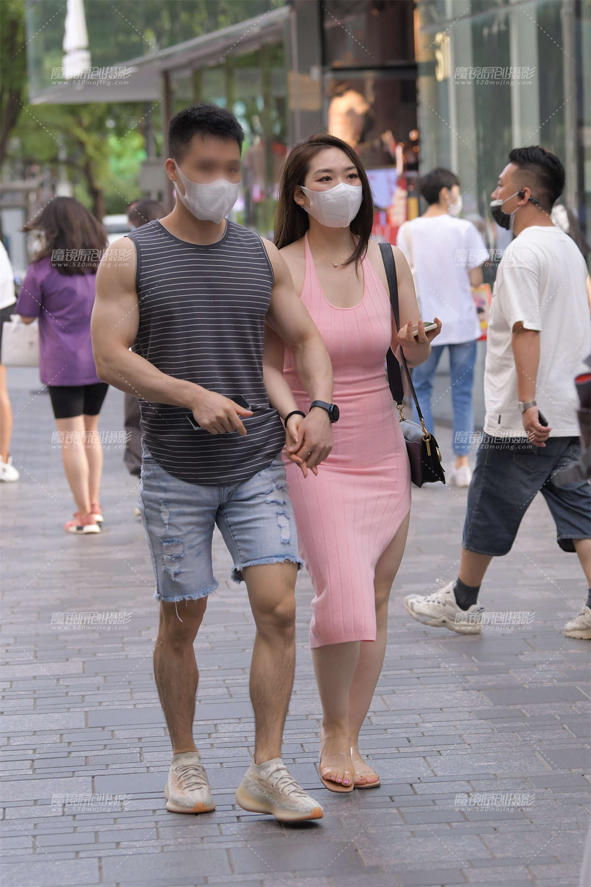 丰腴的粉裙-日更街拍