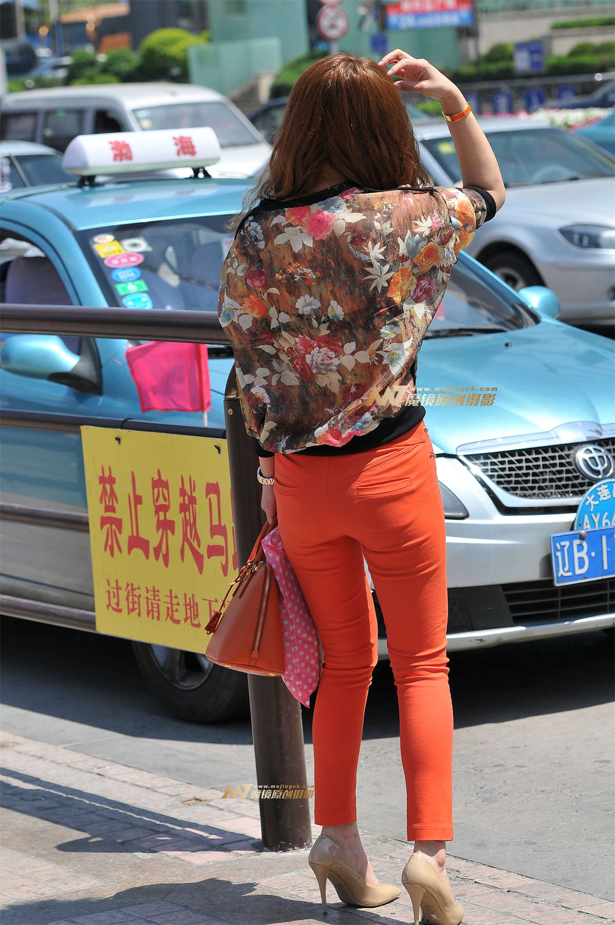 图片[2]-橙色紧身裤 金发美女-日更街拍