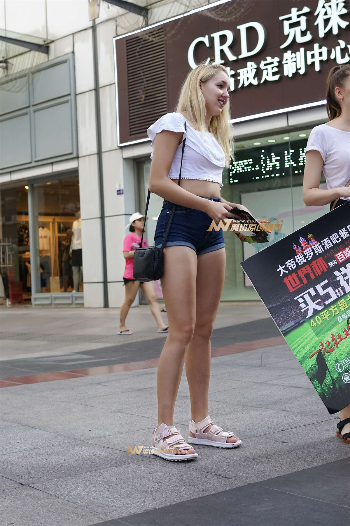 俄罗斯长腿热裤街拍-日更街拍