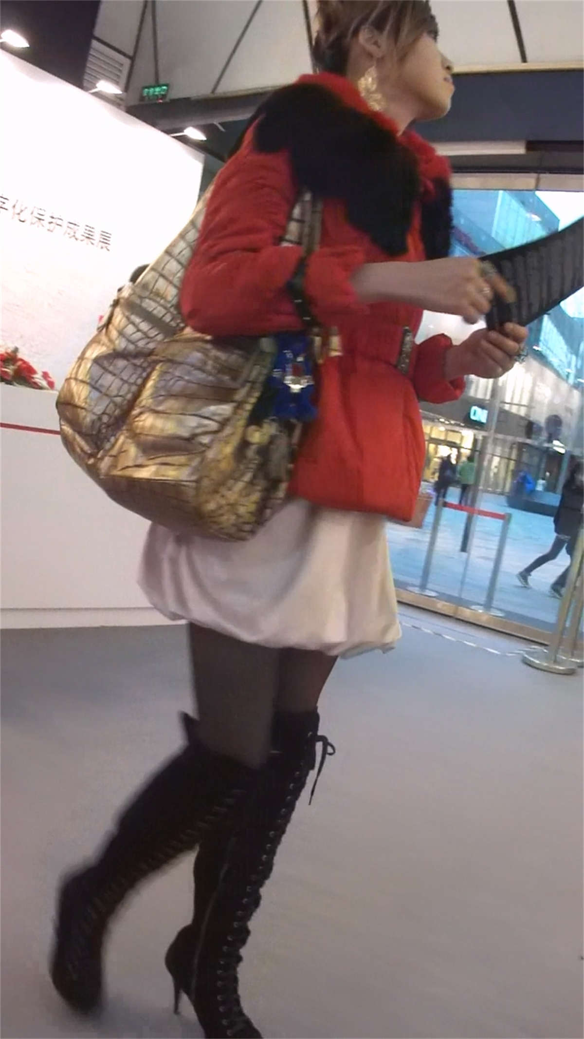 性感黑丝长靴短裙少妇-日更街拍