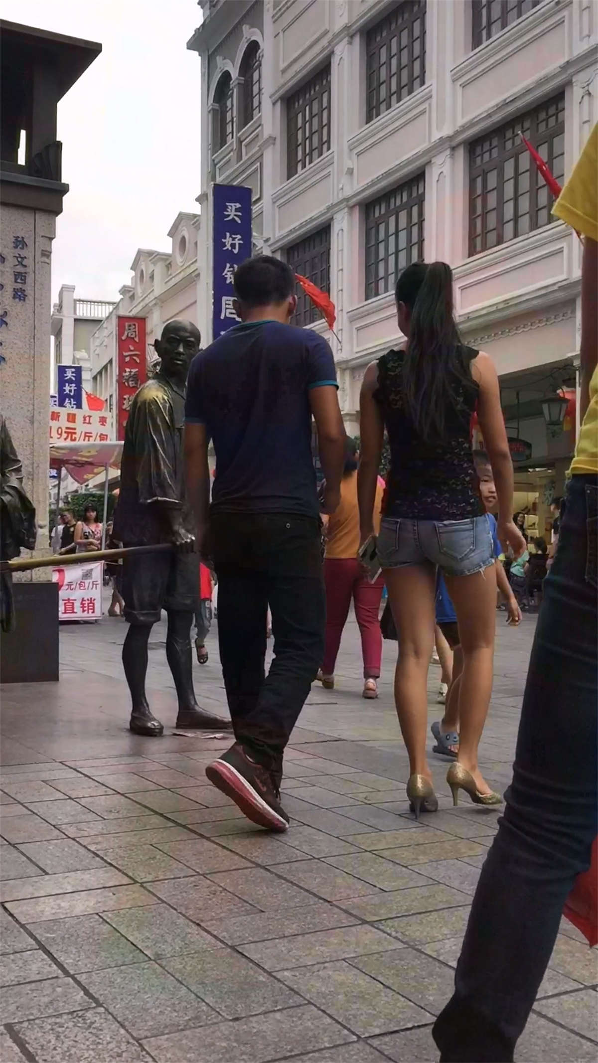 蕾丝衣超性感短热裤美腿高跟-日更街拍