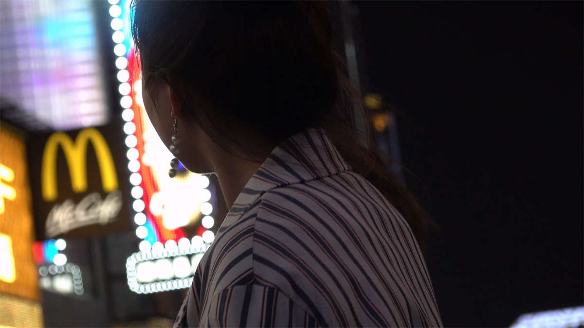 图片[2]-紧身牛仔高跟美足美女-日更街拍