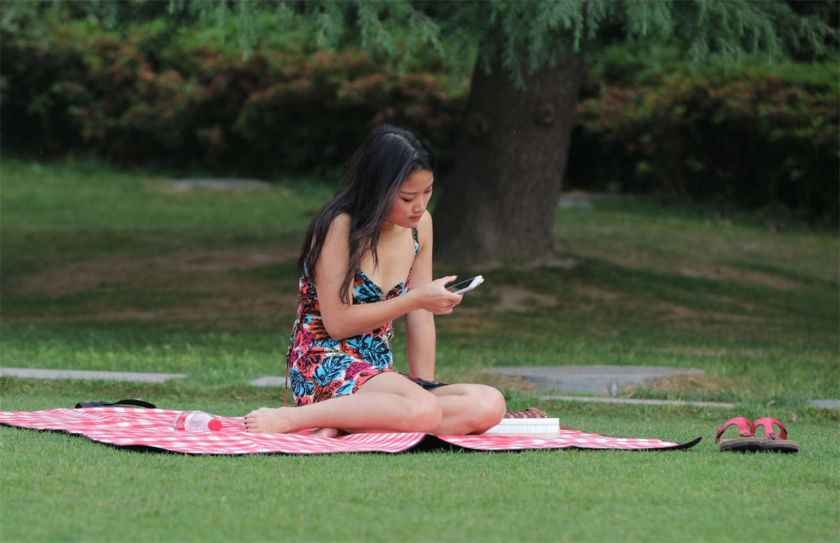 图片[2]-踏青公园街拍系列No.1642 热辣奔放的妖娆女孩，犹如身穿睡裙躺在闺床上供你观赏 第2套-日更街拍