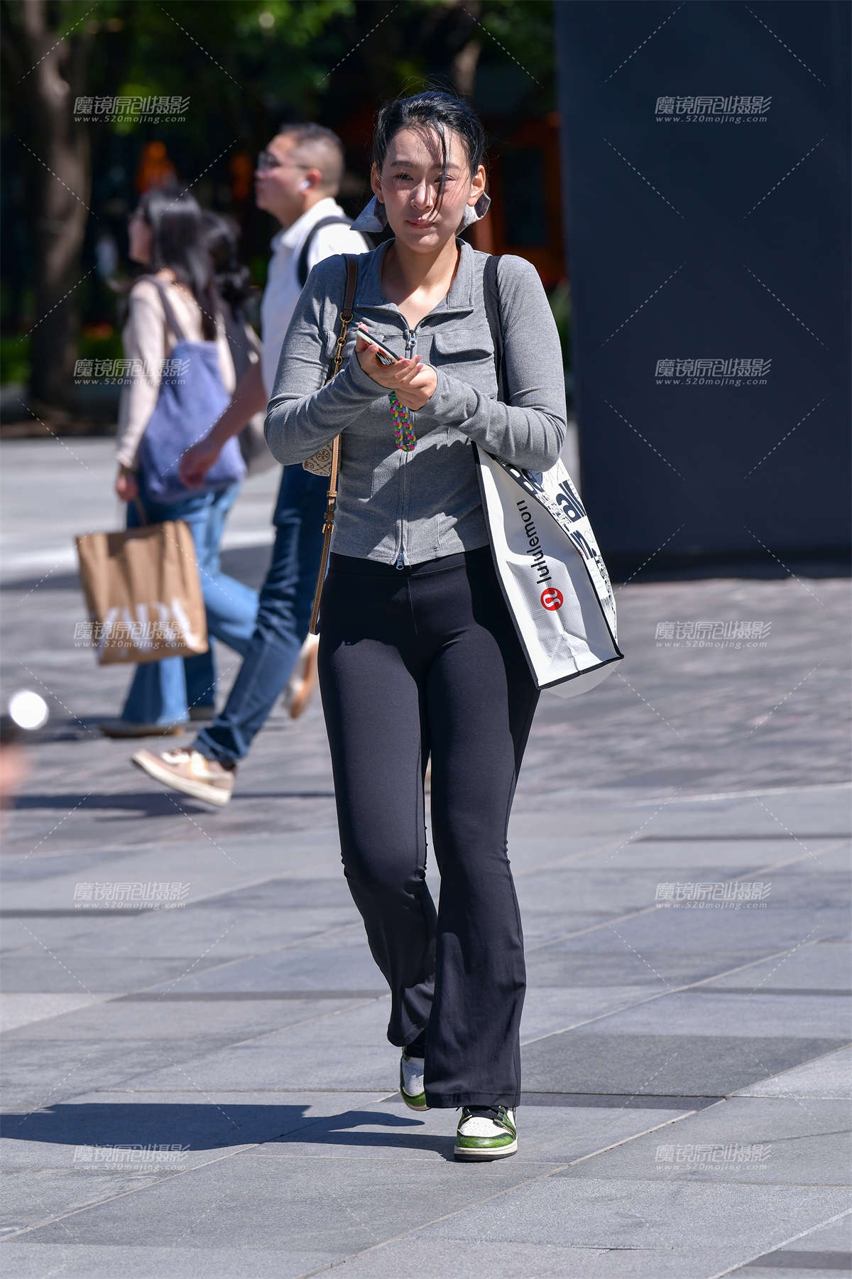 图片[2]-★微丰腴紧身裤美女-日更街拍