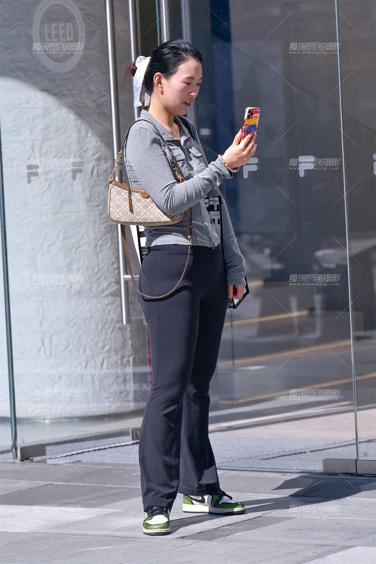 ★微丰腴紧身裤美女-日更街拍