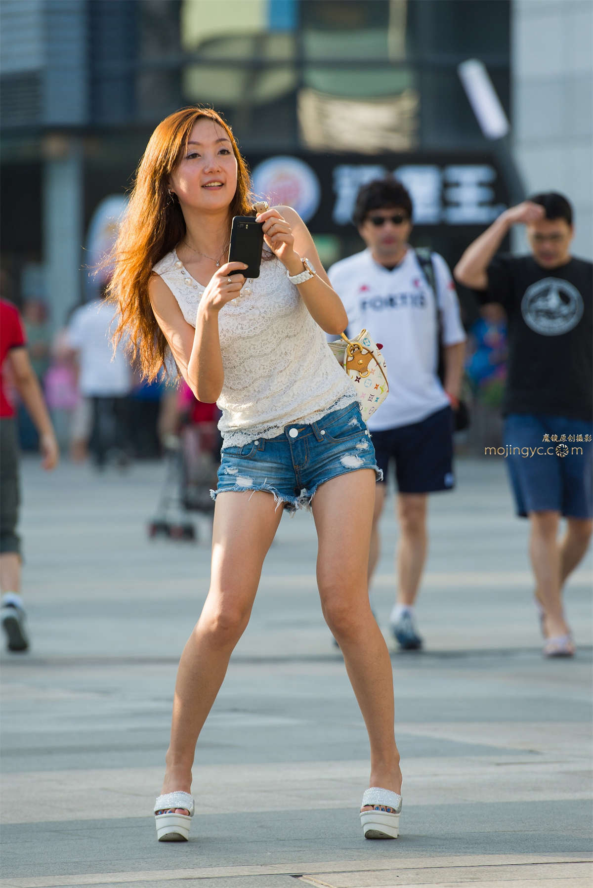 热裤，裸腿，厚底凉拖-日更街拍