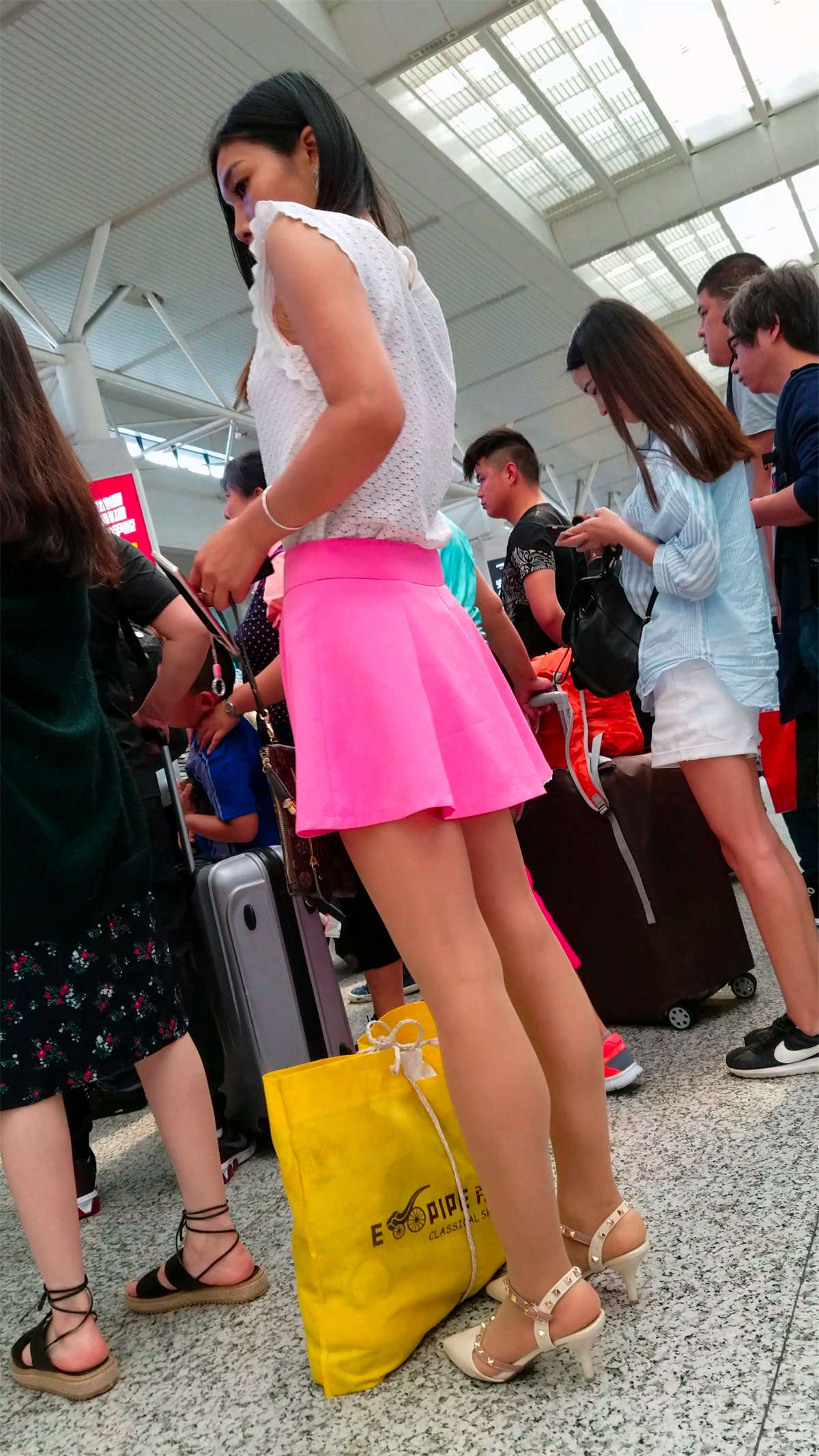 图片[2]-粉红色短裙丝足美脚高跟美女-日更街拍