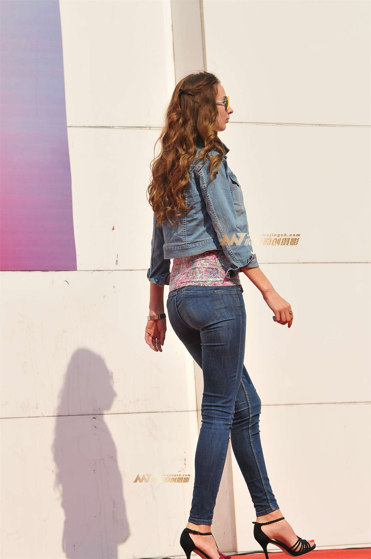 图片[2]-极品紧身牛仔高跟-日更街拍