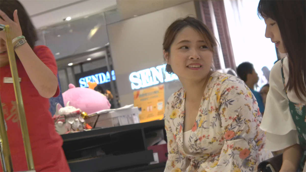 试鞋的成熟风韵美妇-日更街拍