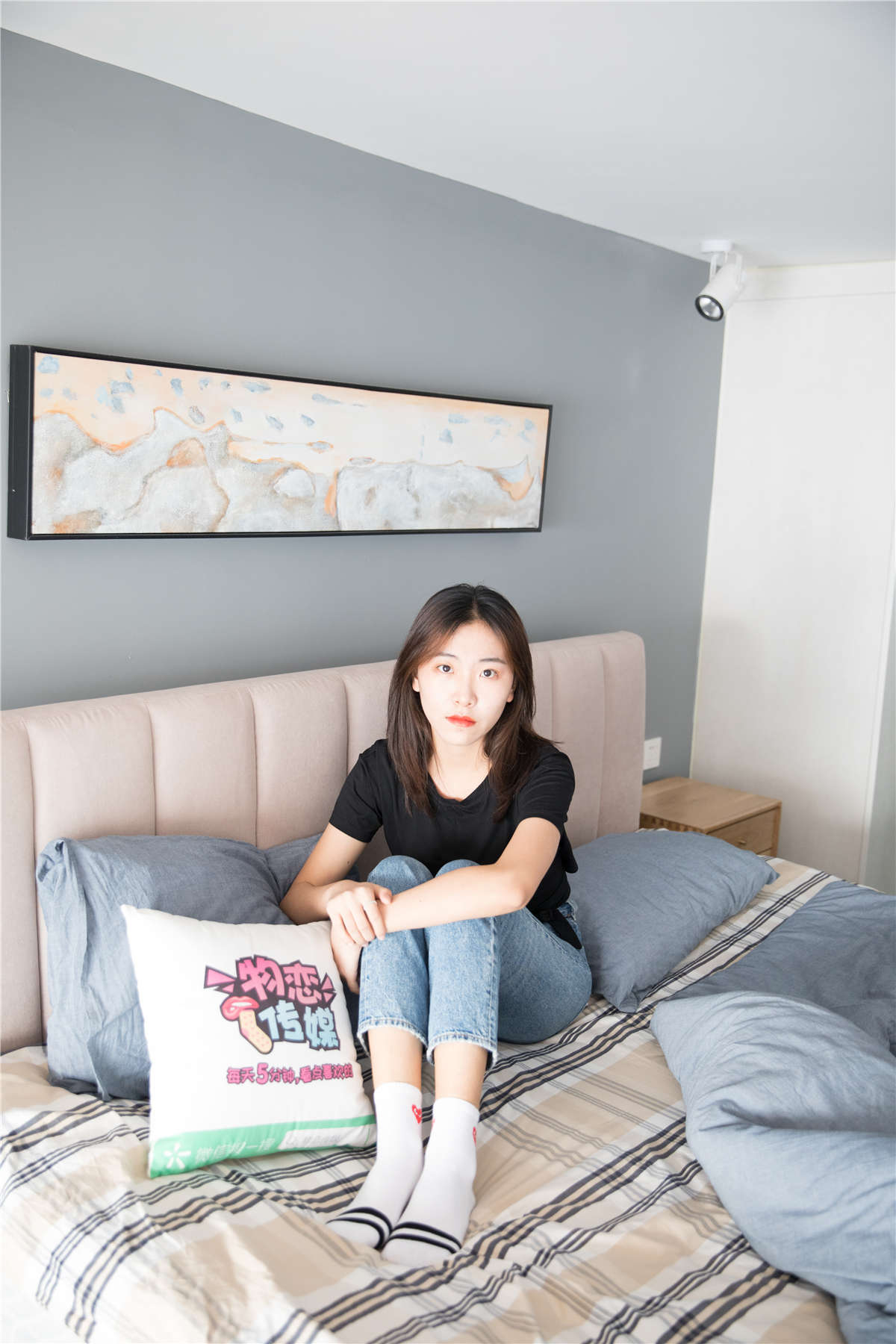 物恋传媒No.132期：Elise-床边的白色板鞋搭配白色棉袜与灰...-日更街拍