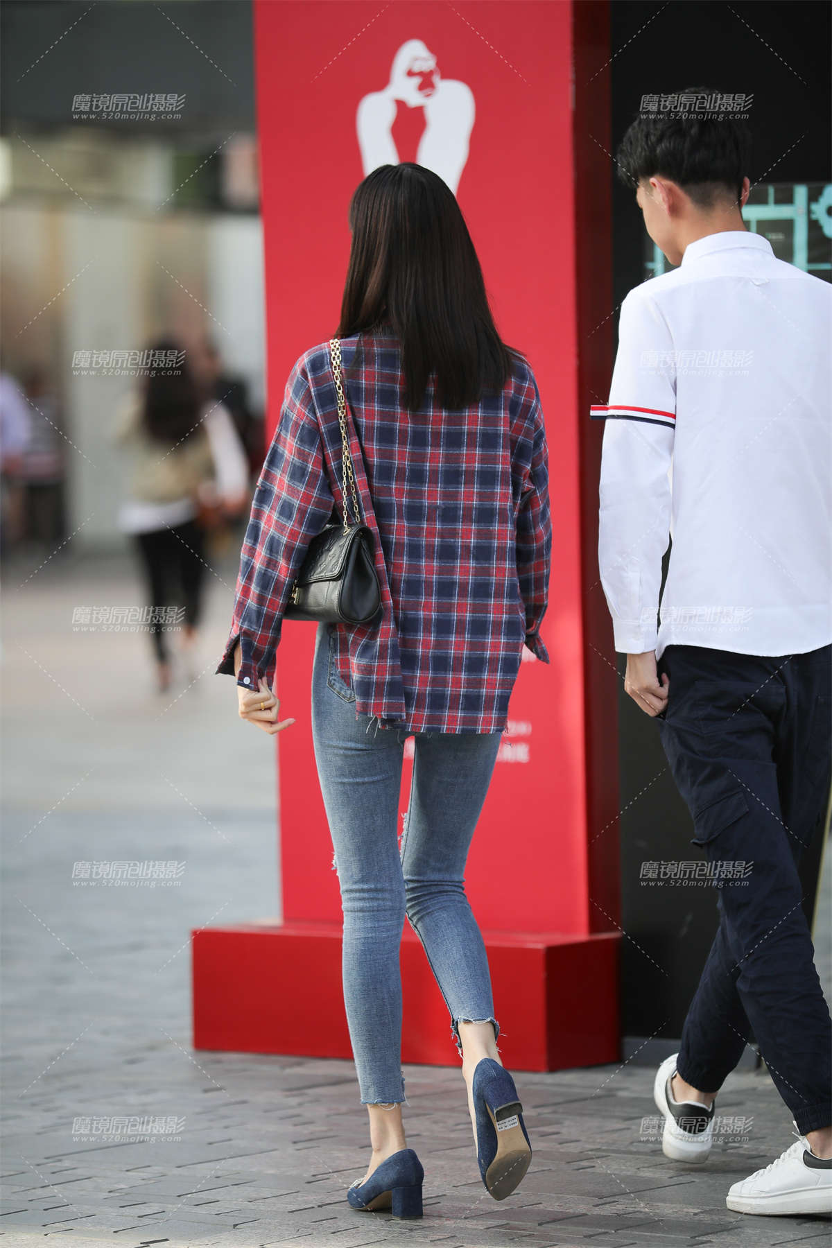 图片[2]-美腿女孩 往上提提腿更美-日更街拍