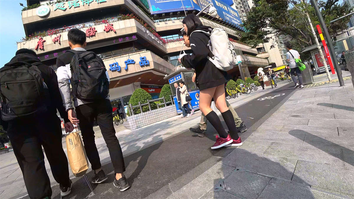 超短牛仔热裤裸腿黑色外套美女-日更街拍