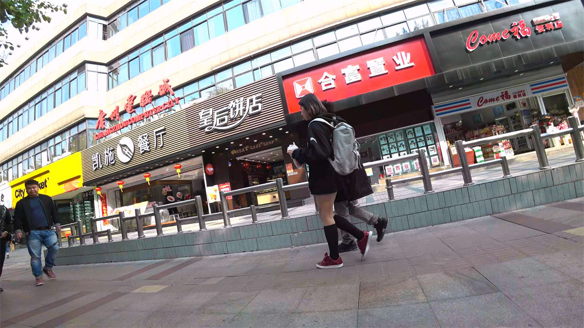 图片[2]-超短牛仔热裤裸腿黑色外套美女-日更街拍