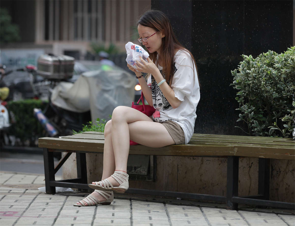 图片[2]-踏青公园街拍系列No.417 罗马鞋中透露出来的秀美-日更街拍