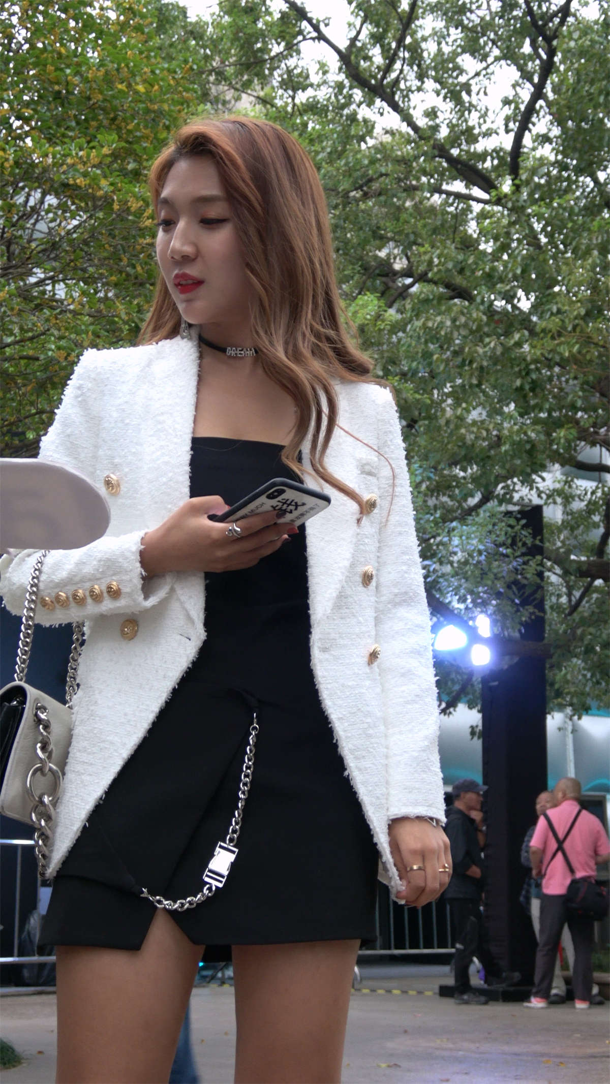 图片[2]-手机壳上印着我喜欢钱-日更街拍