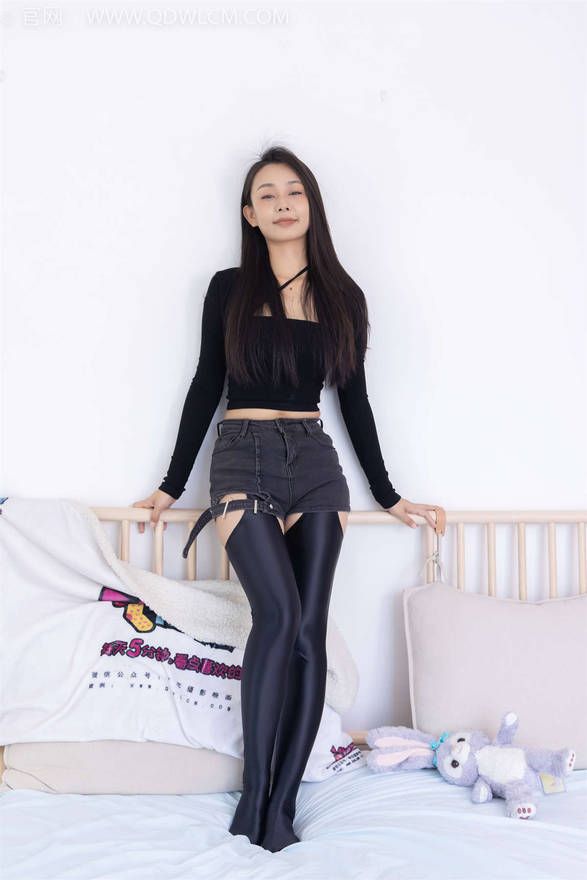 物恋传媒 NO.2351 岚岚-高跟鞋、油亮厚黑丝吊带袜、昏睡剧情-日更街拍