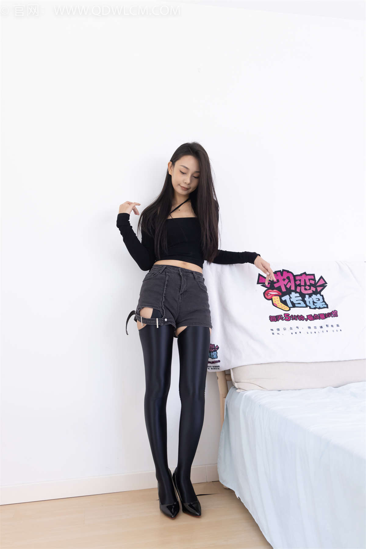 图片[2]-物恋传媒 NO.2351 岚岚-高跟鞋、油亮厚黑丝吊带袜、昏睡剧情-日更街拍