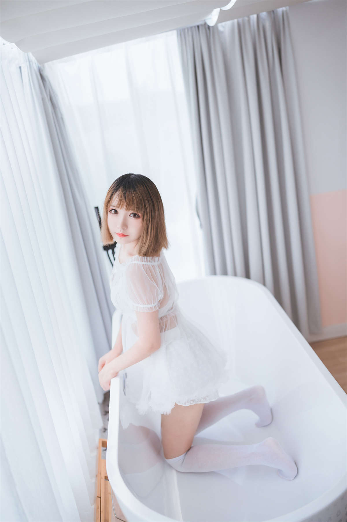 喵糖映画 VOL.025 白丝袜萌妹-日更街拍