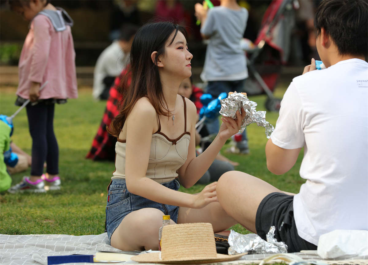 图片[2]-踏青公园街拍系列No.1643 热辣学妹吊带热裤，鲜嫩少女玉足竟还有些脱皮的痕迹-日更街拍