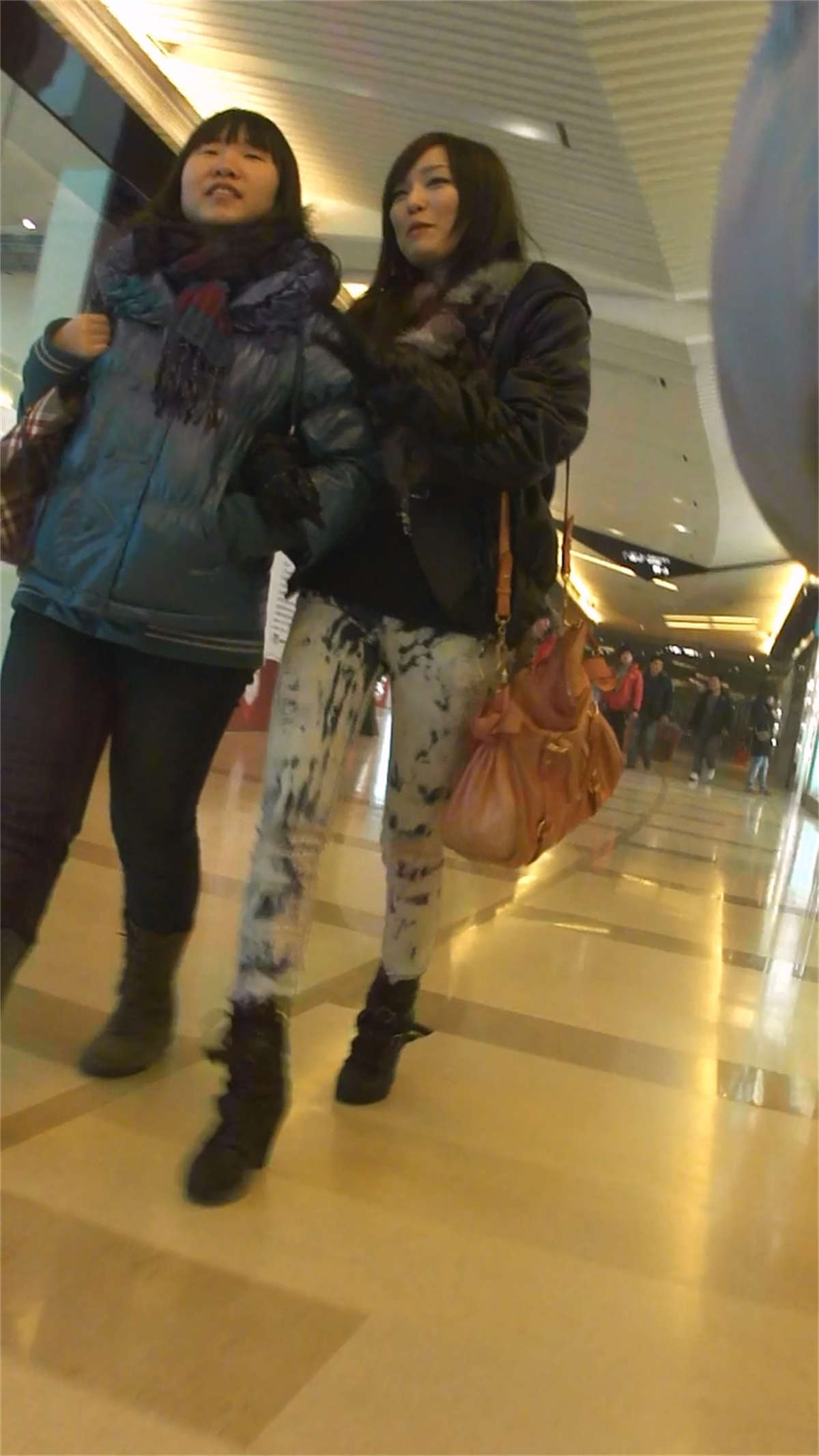 图片[2]-性感无法抵挡的极品紧身牛仔裤美女-日更街拍