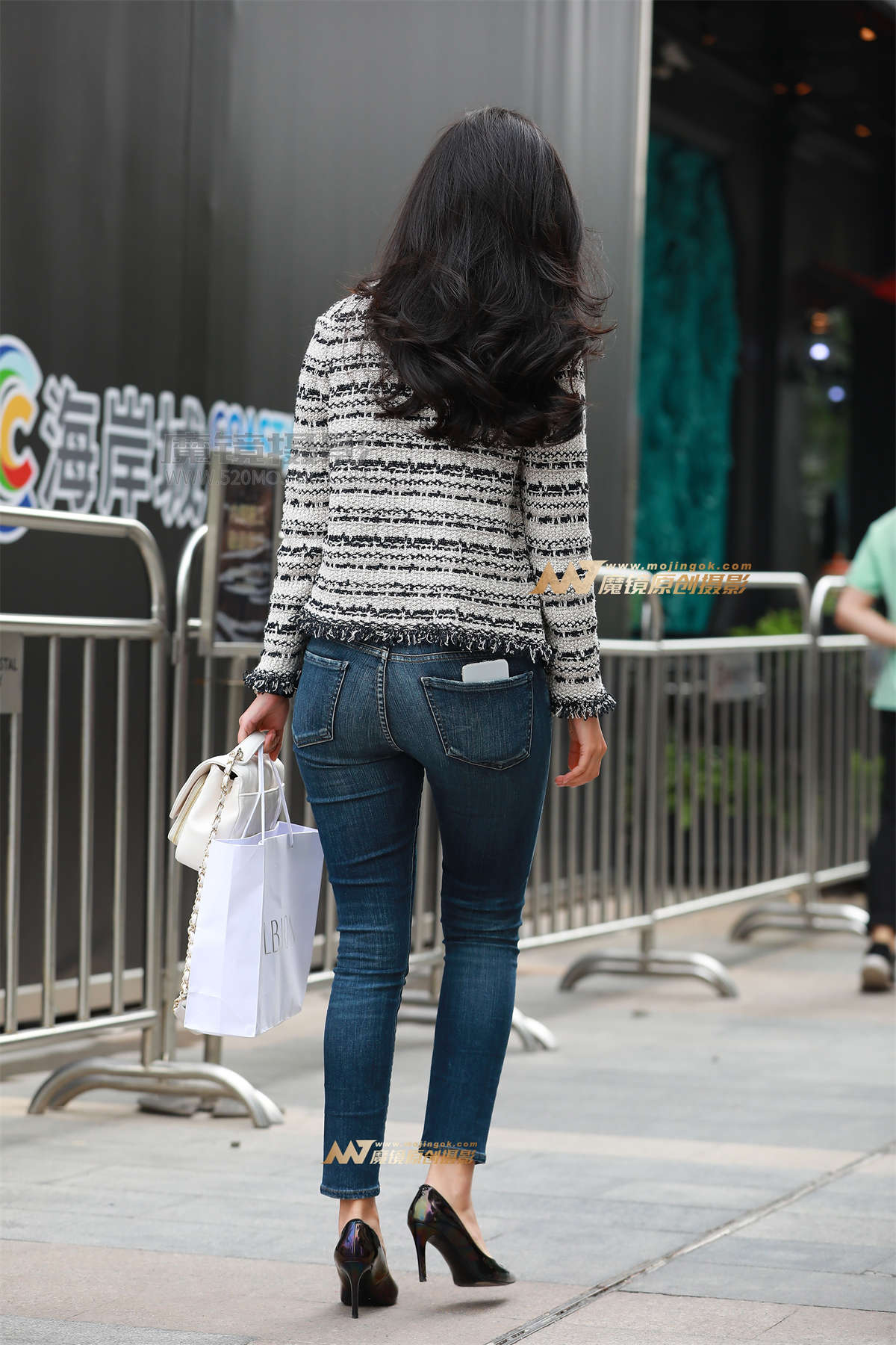 图片[2]-【视觉冲击赛帖】丰韵的紧牛熟女，迷人的倩影-日更街拍