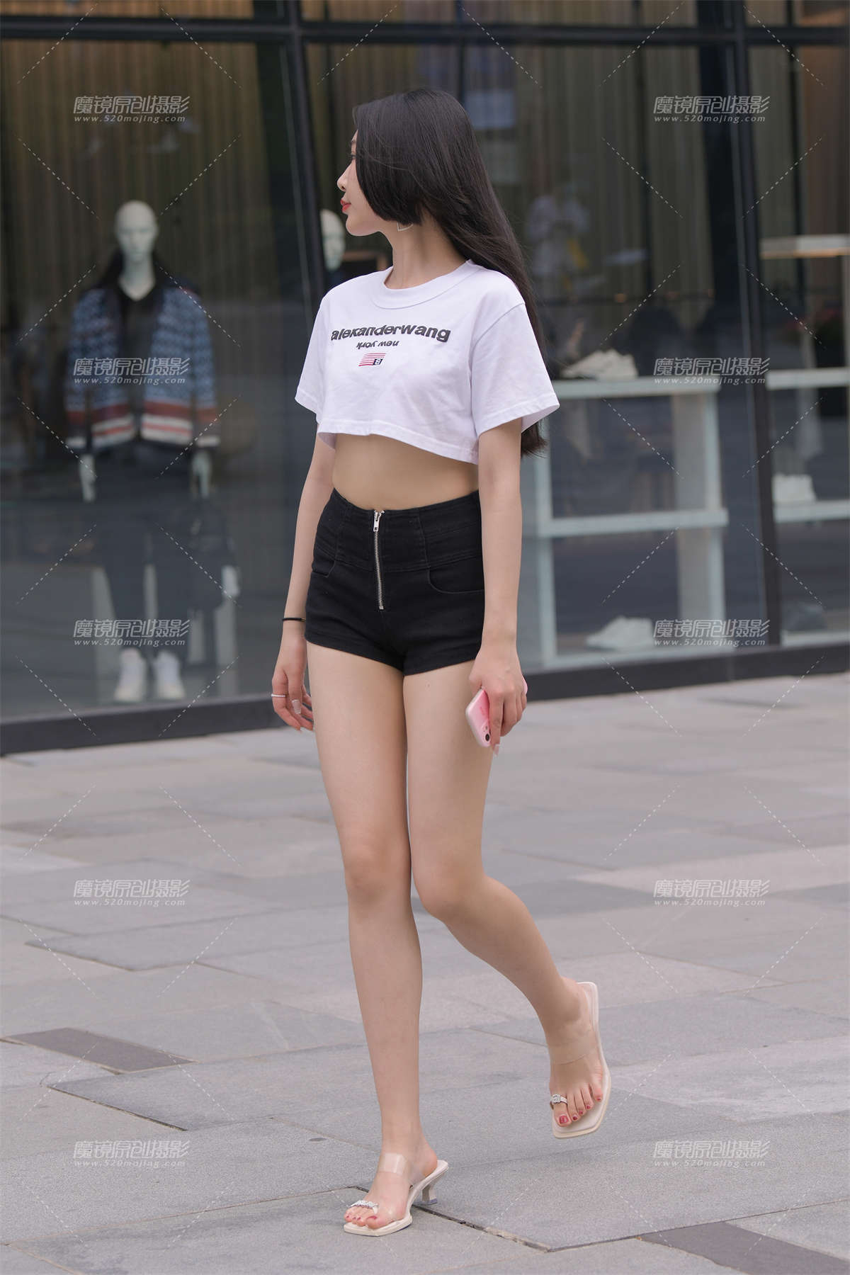 黑色热裤美腿美女-日更街拍