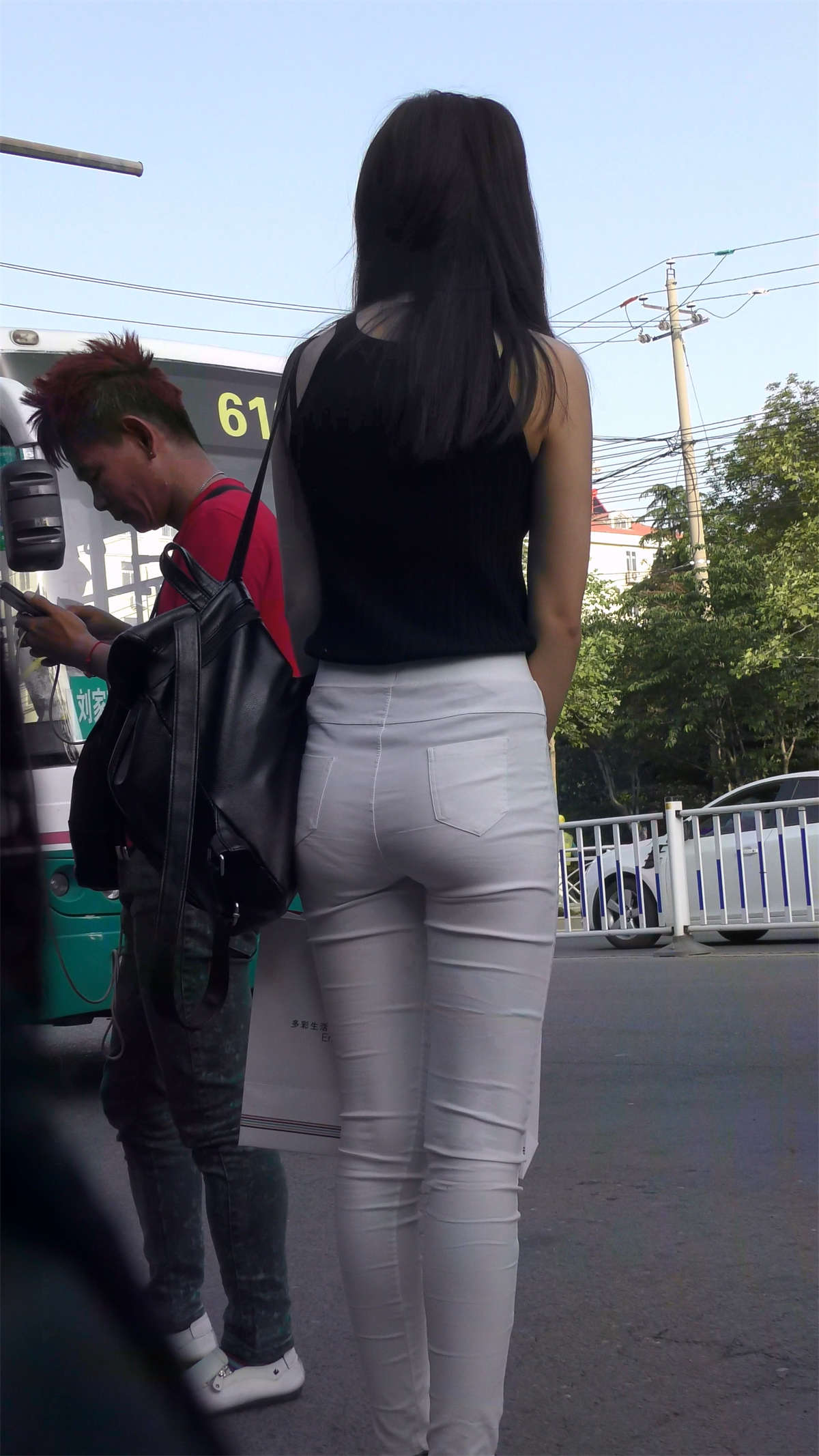 超紧白裤性感美女等公交车-日更街拍