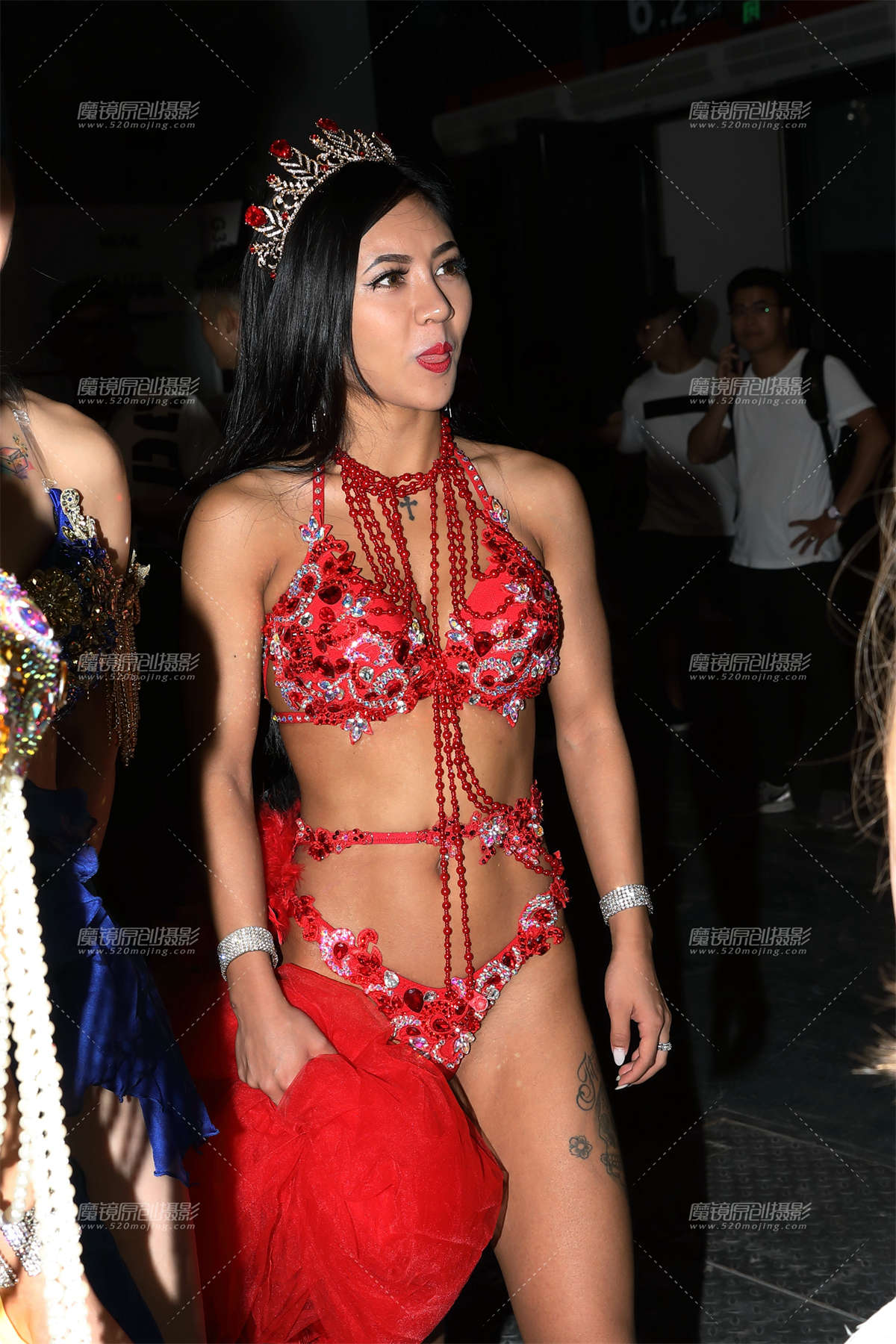 【欧阳赛帖】性感红色健身短裤美女-日更街拍