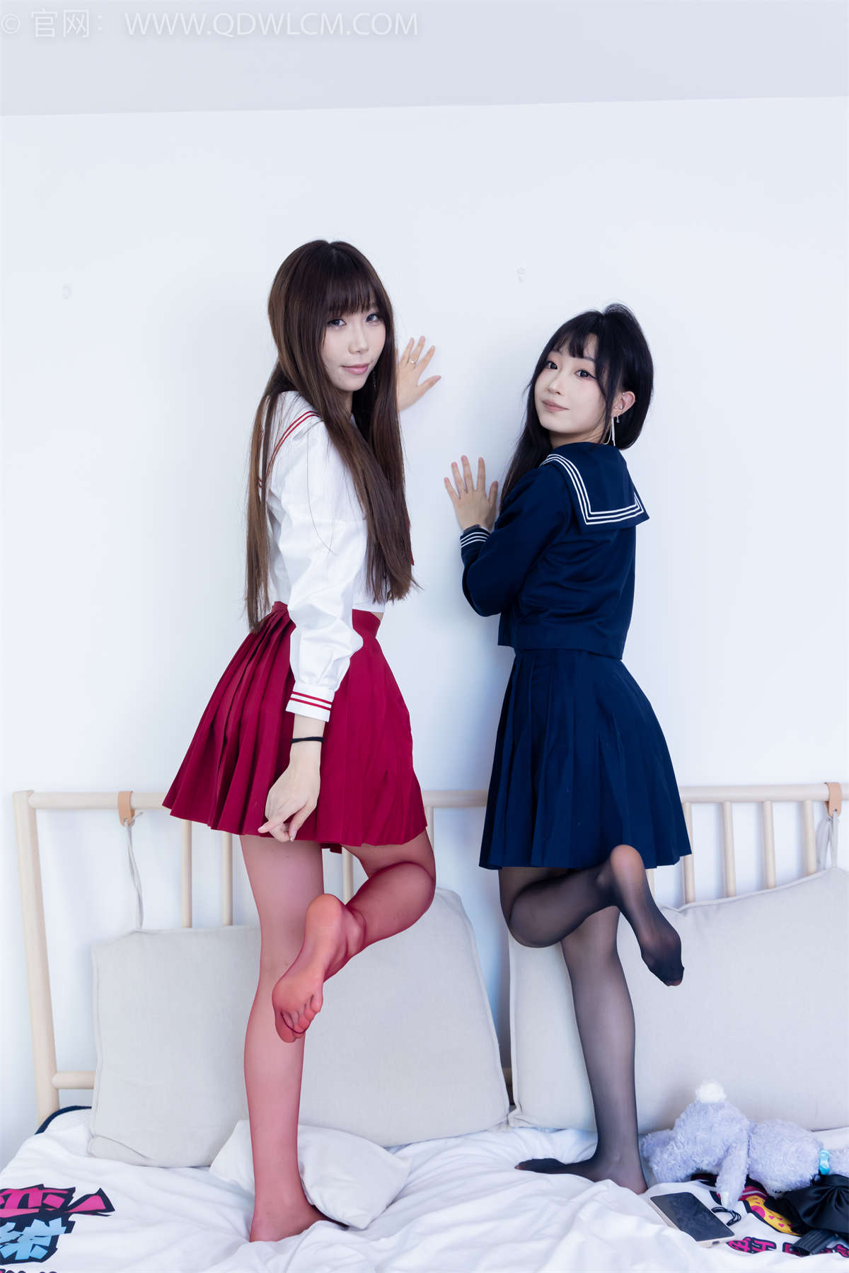 物恋传媒 NO.2352 泡泡嘟嘟两双高跟鞋、油亮薄红丝（脚尖透明款）、油亮薄黑丝（脚尖透明款）、jk制服、模特用小叉子互相挠脚剧情-日更街拍