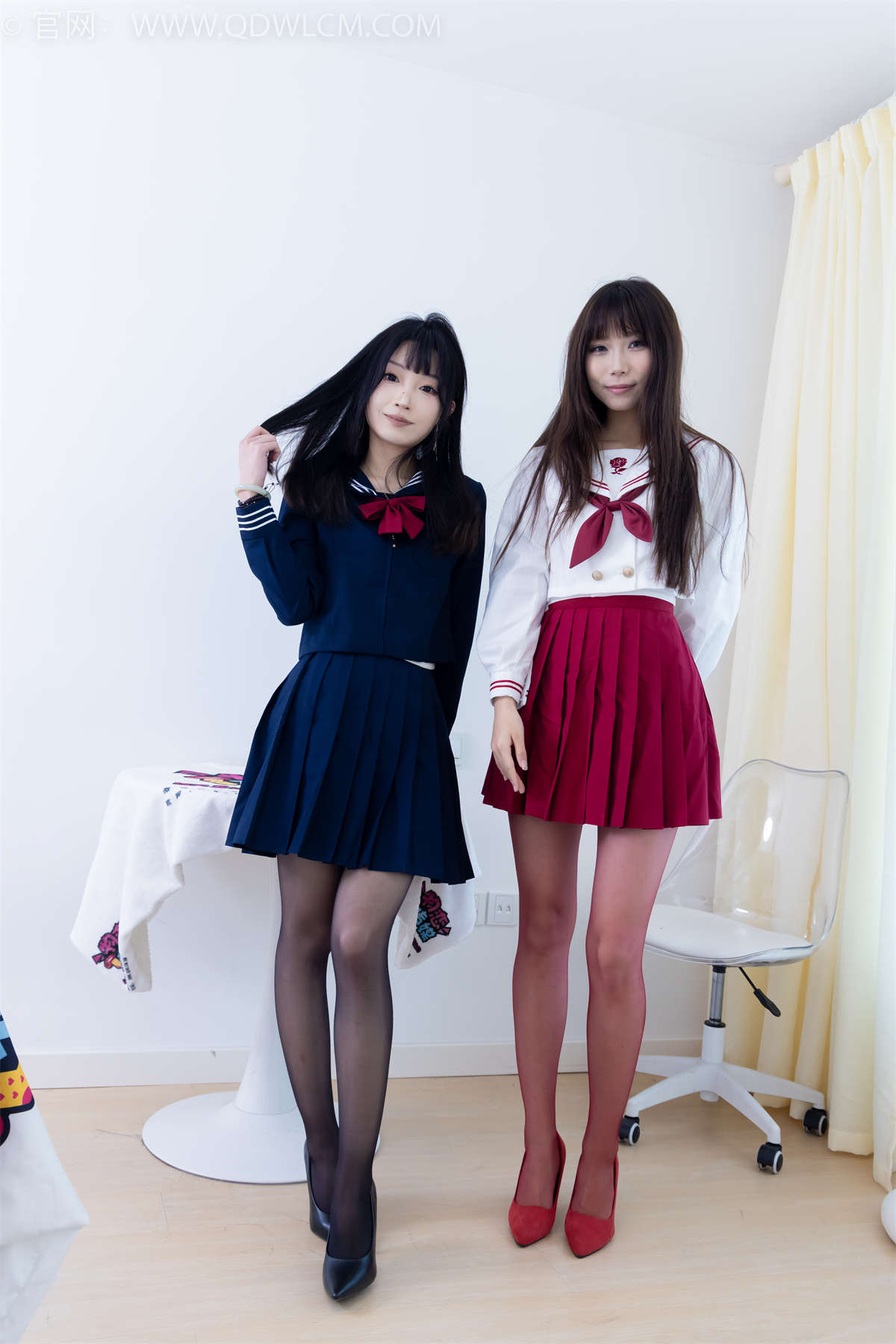 图片[2]-物恋传媒 NO.2352 泡泡嘟嘟两双高跟鞋、油亮薄红丝（脚尖透明款）、油亮薄黑丝（脚尖透明款）、jk制服、模特用小叉子互相挠脚剧情-日更街拍