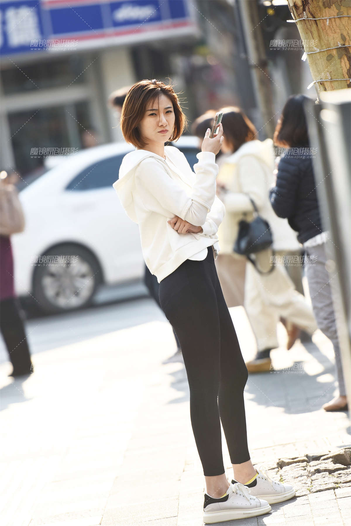 【咔喳赛帖】街边等车-日更街拍