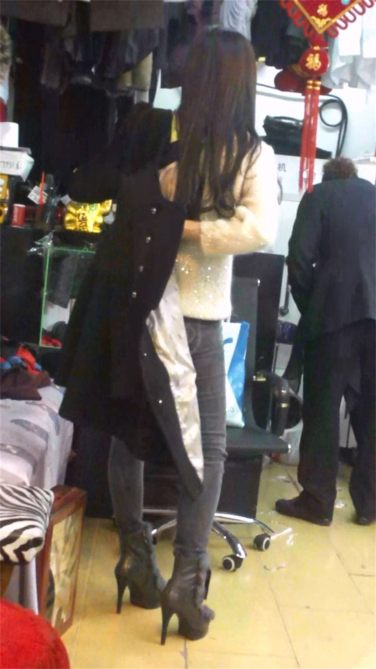 图片[2]-性感无法抵挡的紧身牛仔裤-日更街拍