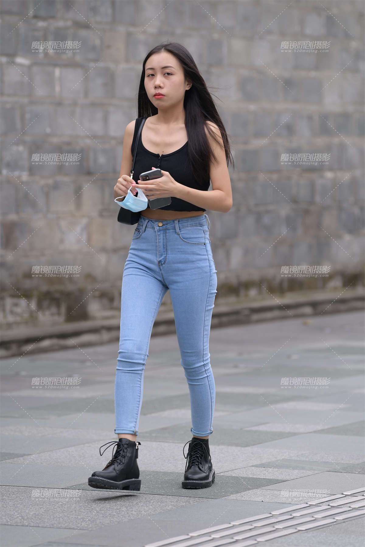 蓝色紧牛美眉-日更街拍