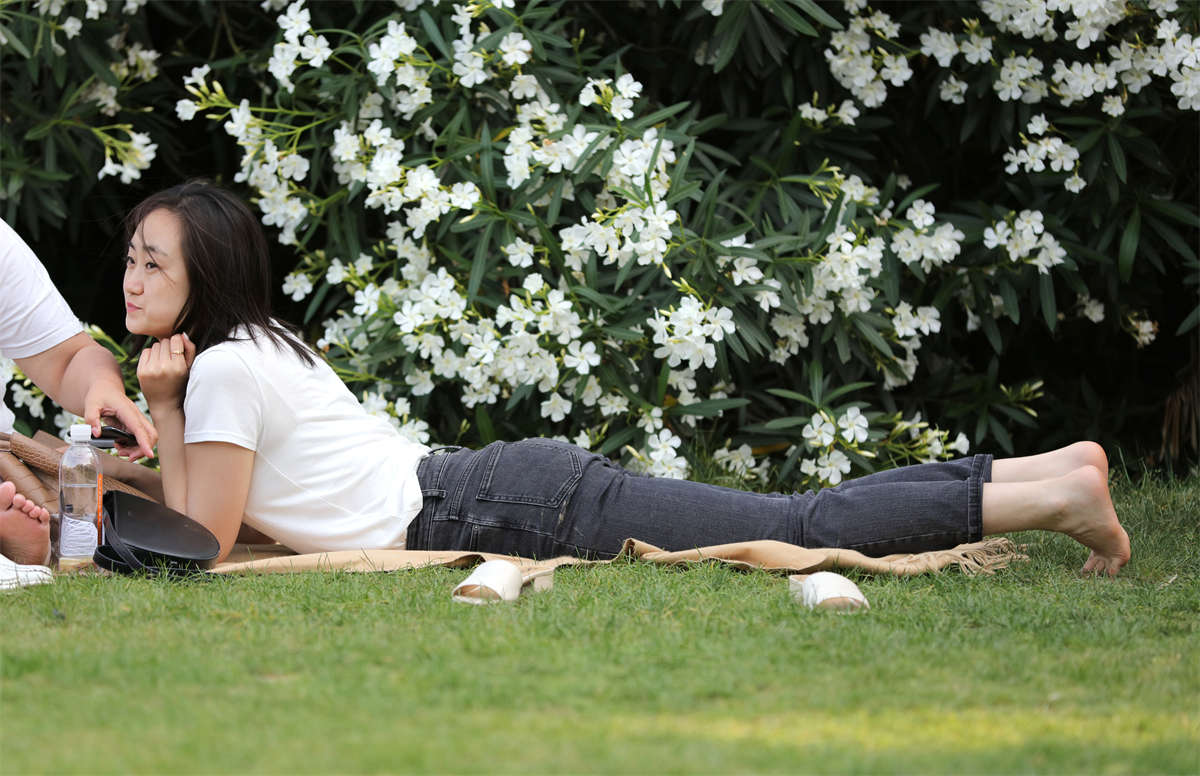 图片[2]-踏青公园街拍系列No.1644 甜美的软妹子一看就练过，两只玉足撑开到镜头装不下-日更街拍