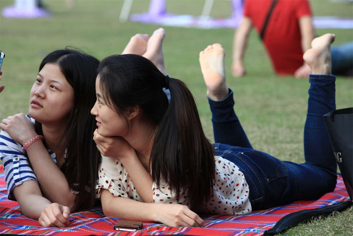 图片[2]-踏青公园街拍系列No.869 两个漂亮的女孩草地上很多动作 第2套-日更街拍